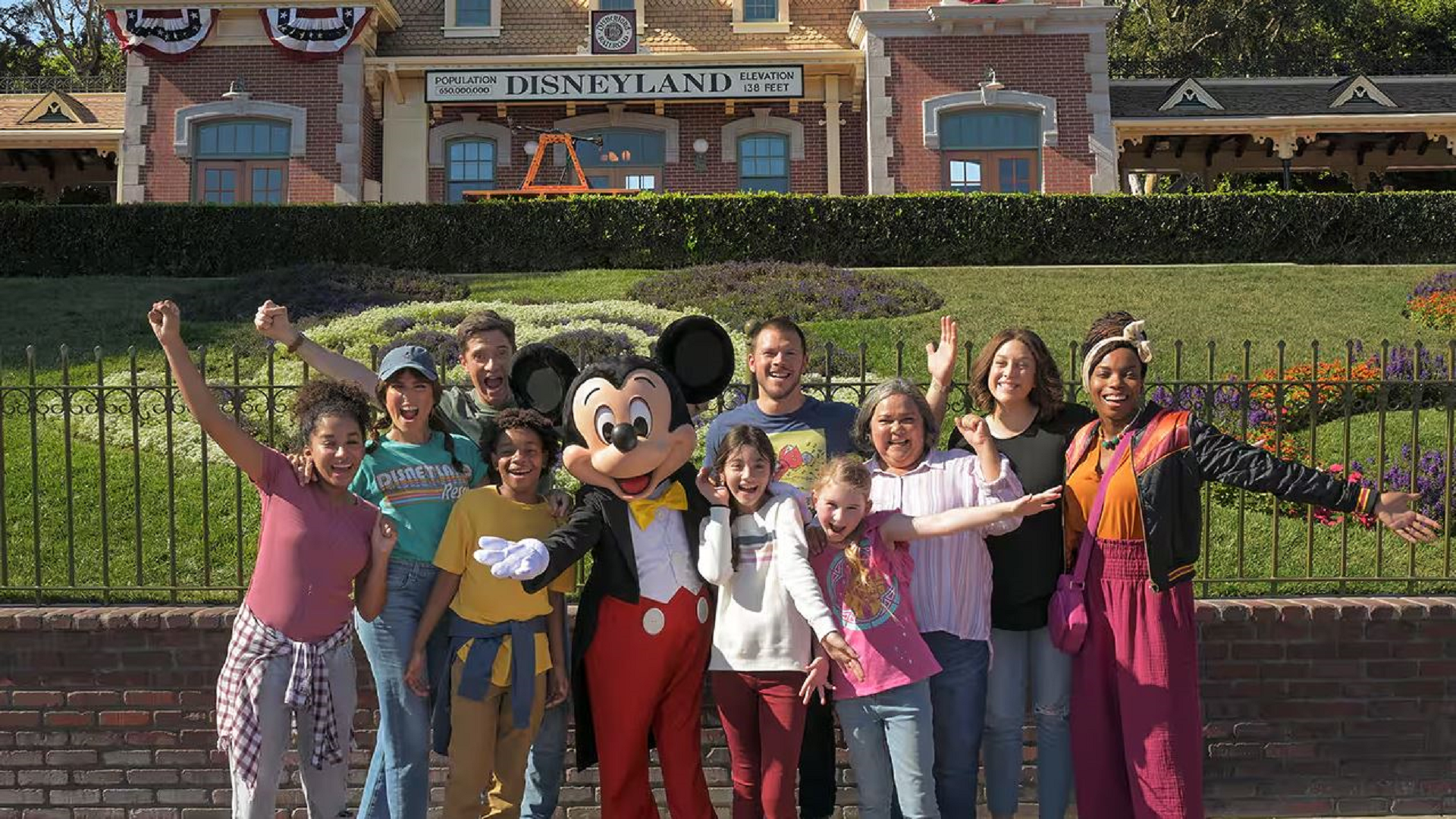 2022-DLR-ABC-Home-Economics-is-Going-to-Disneyland-Tune-in-Tomorrow-for-the-Season-Premiere