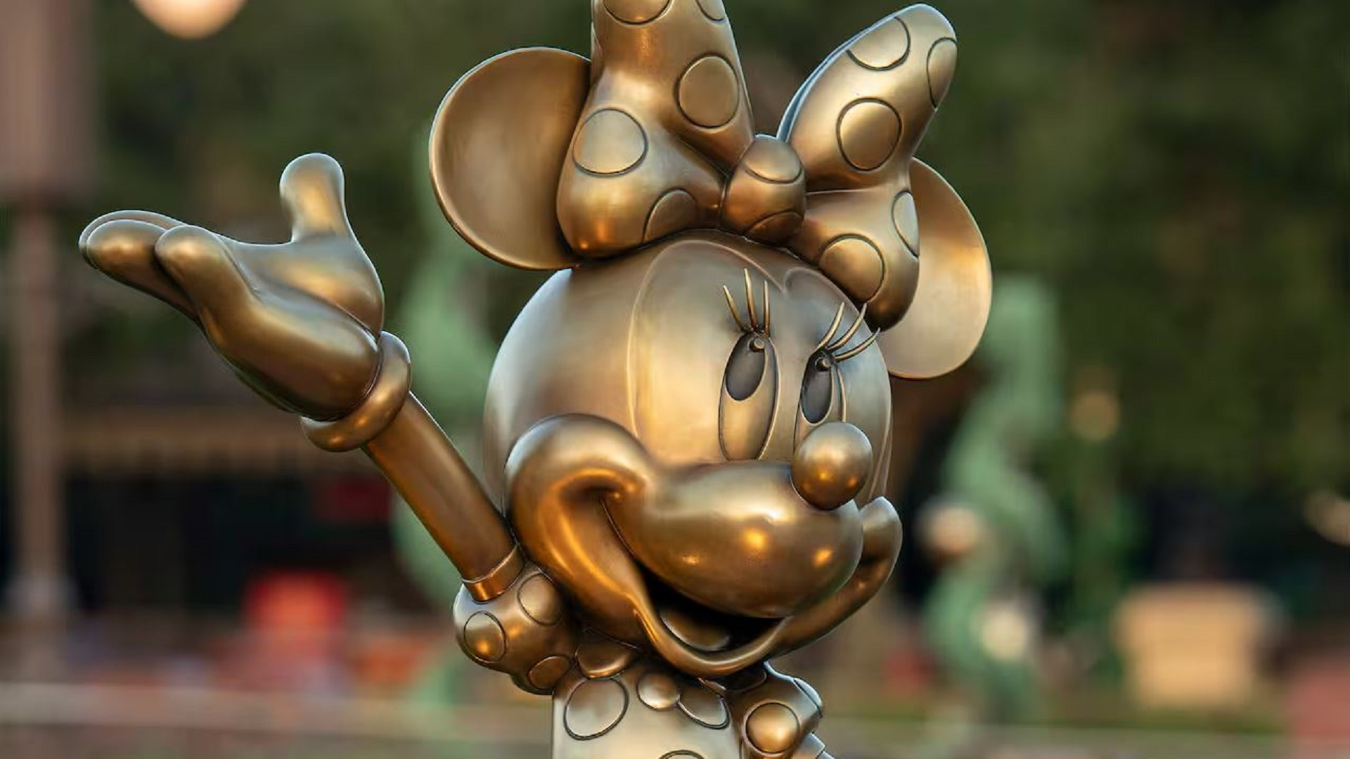 2022-Minnie-A-Mouse-Her-Beau-Her-Bow