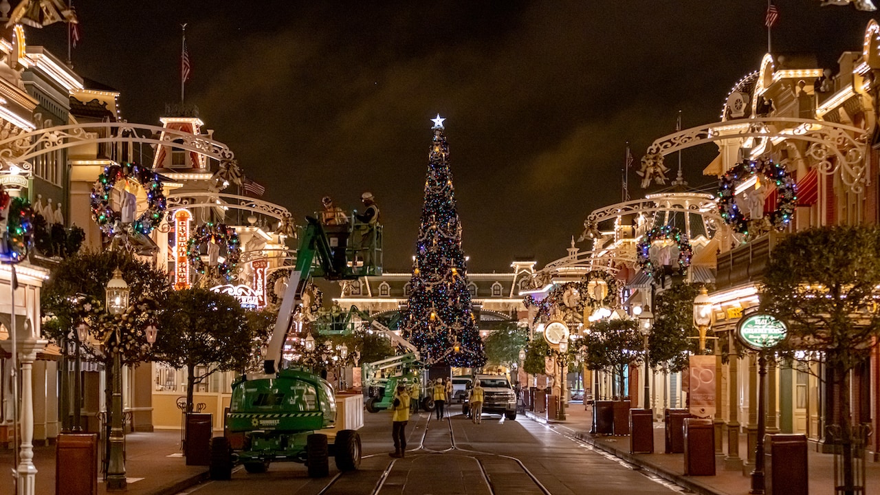 8 Festive Facts You Need to Know About Holiday Décor at Walt Disney World blog header