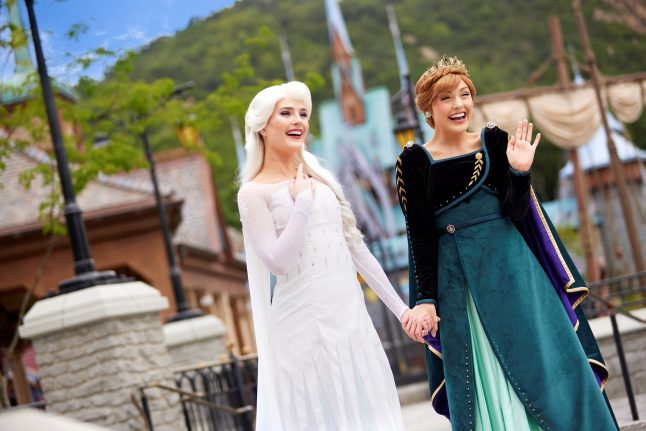 A Disney Christmas at Hong Kong Disneyland, Anna and Elsa