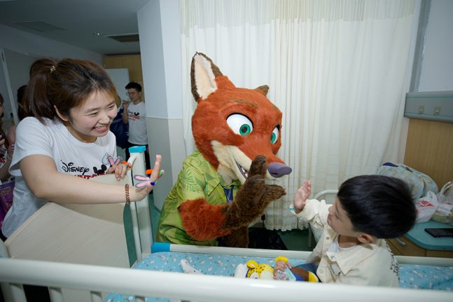 Nick Wilde with children and a Disney VoluntEAR at a Disney Fun House