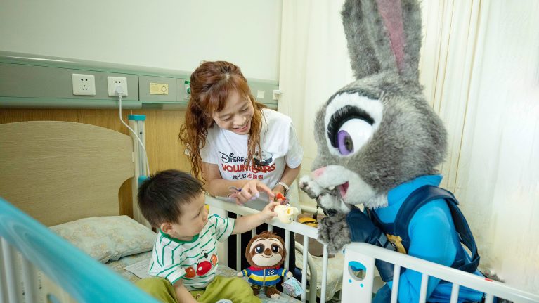 Judy Hopps with children and a Disney VoluntEAR at a Disney Fun House