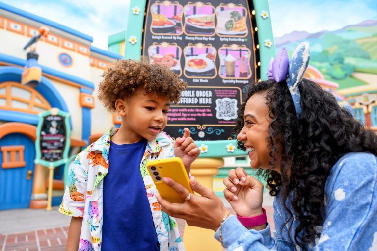 Moms Panel Monday: Mobile Ordering &ndash; A Game Changer for Quick Service Dining at Disney Parks Blog header