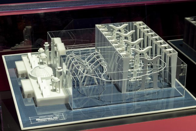 Study model of suspended coaster attraction