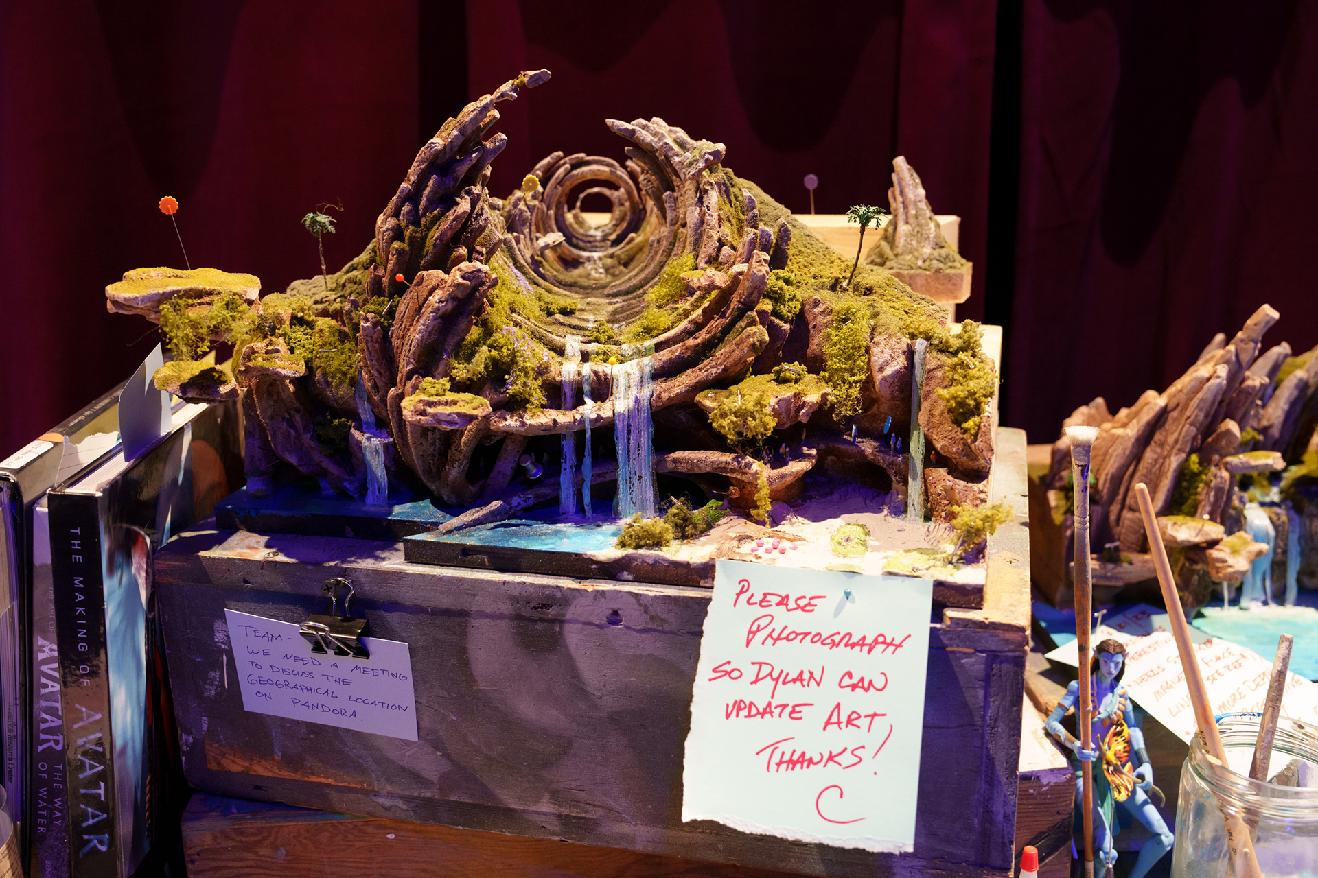 "Working desk" display of "Avatar" experiences