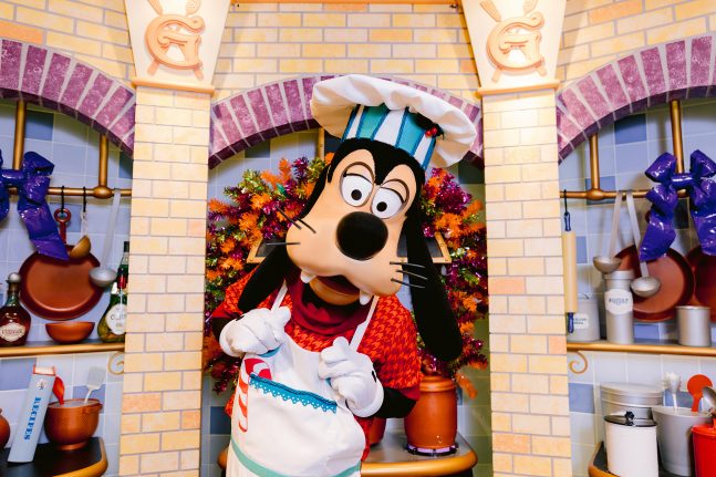 Goofy’s Kitchen Celebrates the Holidays