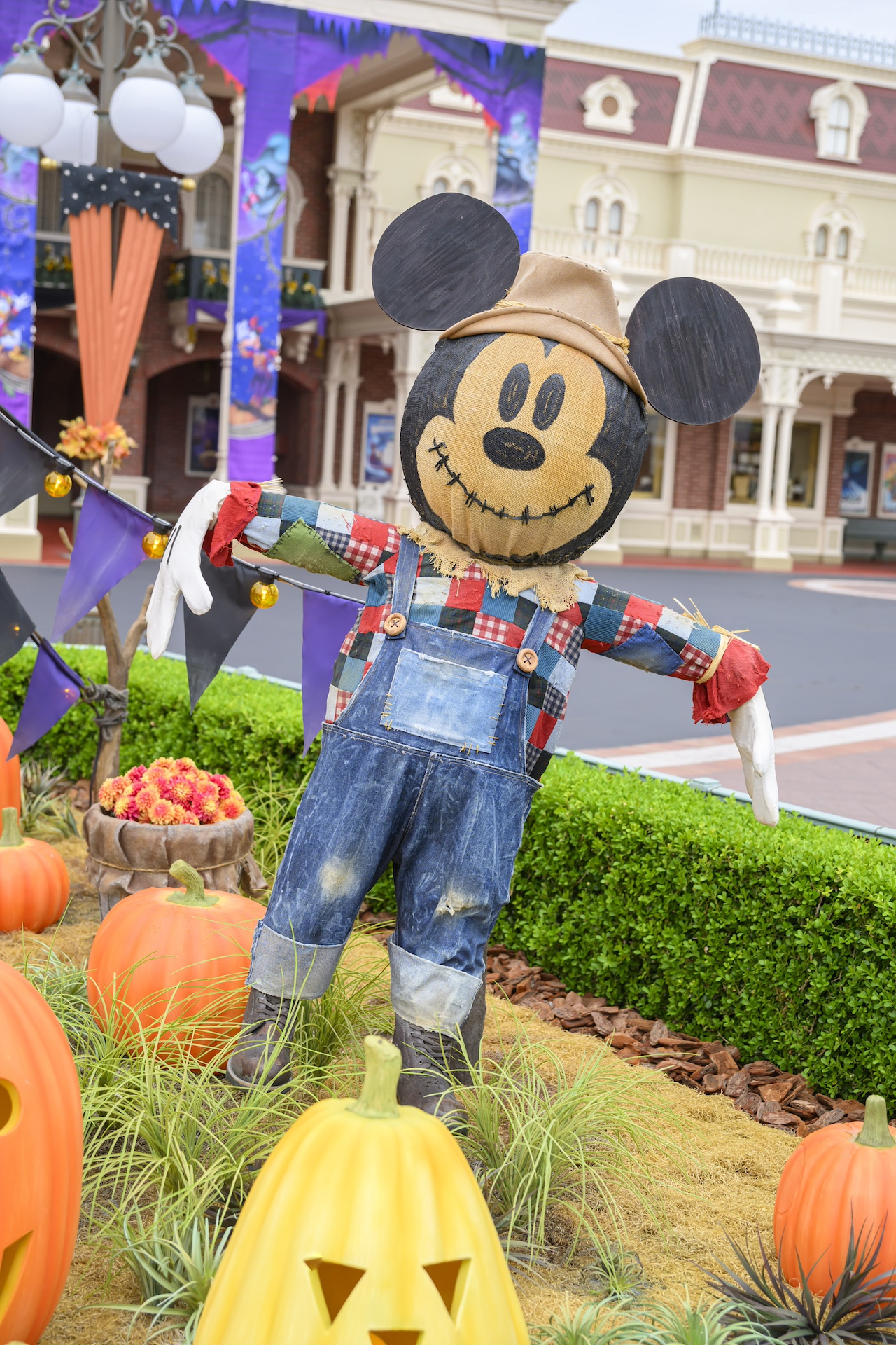 Tokyo Disneyland Halloween Decor