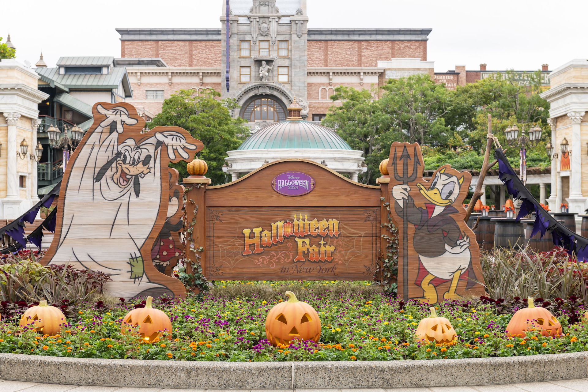 Tokyo Disneyland Halloween Decor