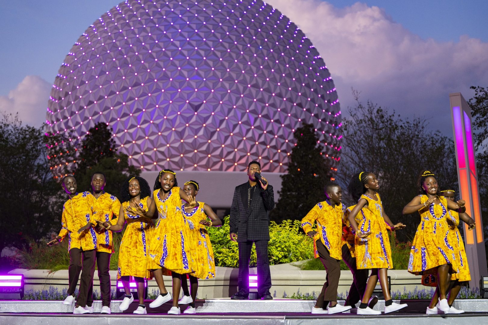 Leslie Odom, Jr. and the Imani Milele Choir 