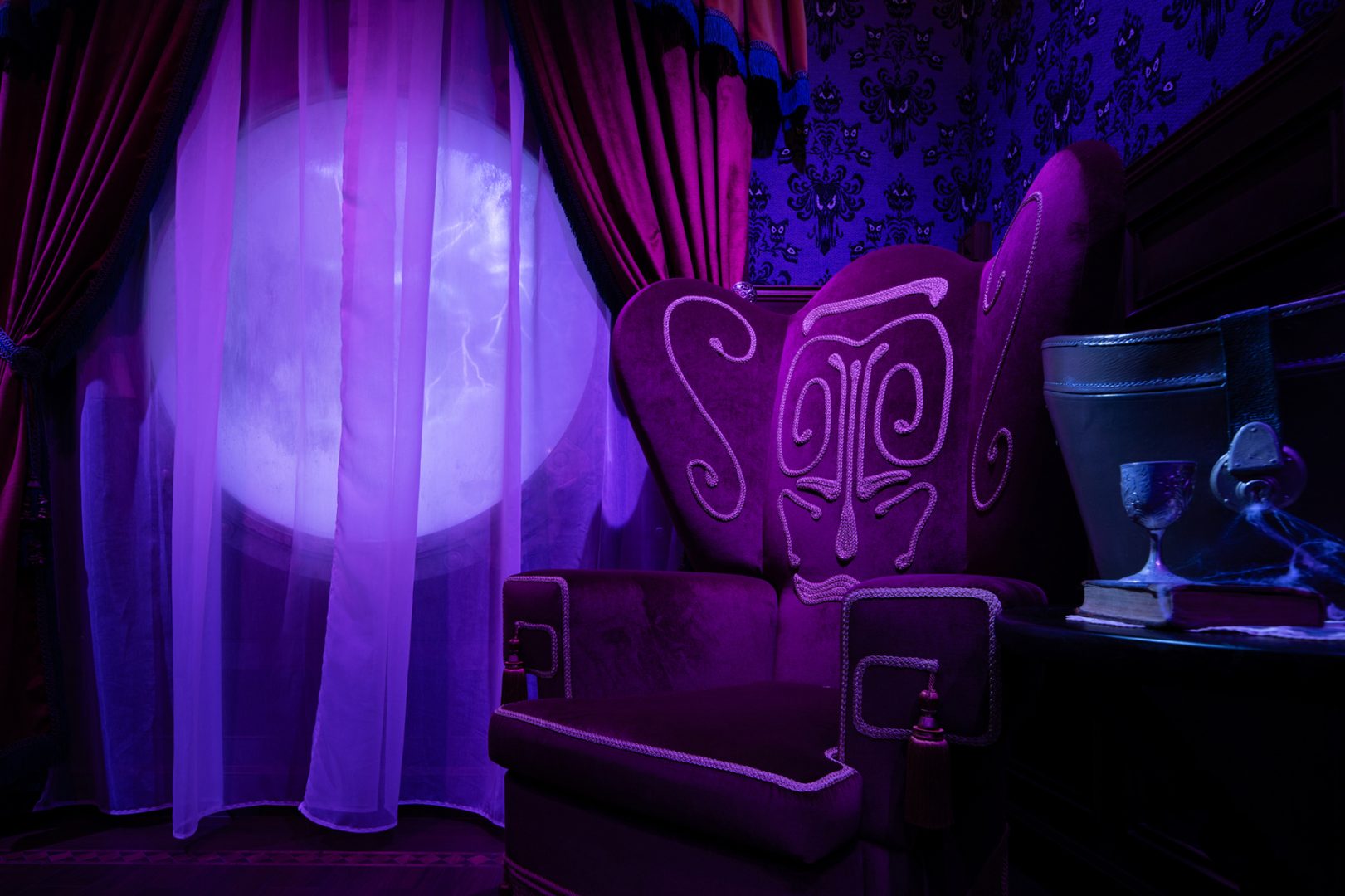 The Haunted Mansion Parlor onboard the Disney Treasure