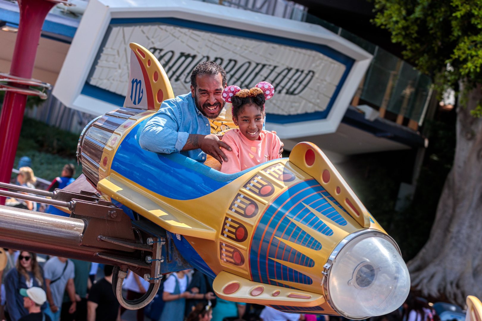 Family enjoying Disneyland Park