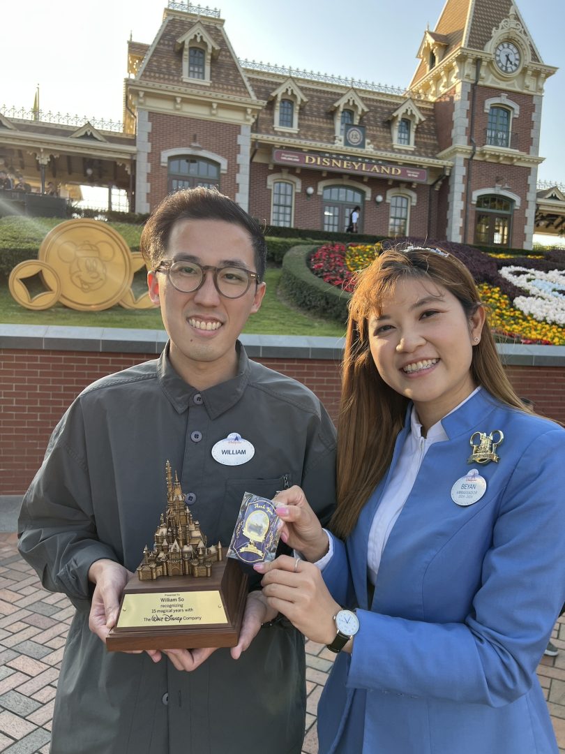 Cast members receive their awards at Hong Kong Disneyland Resort