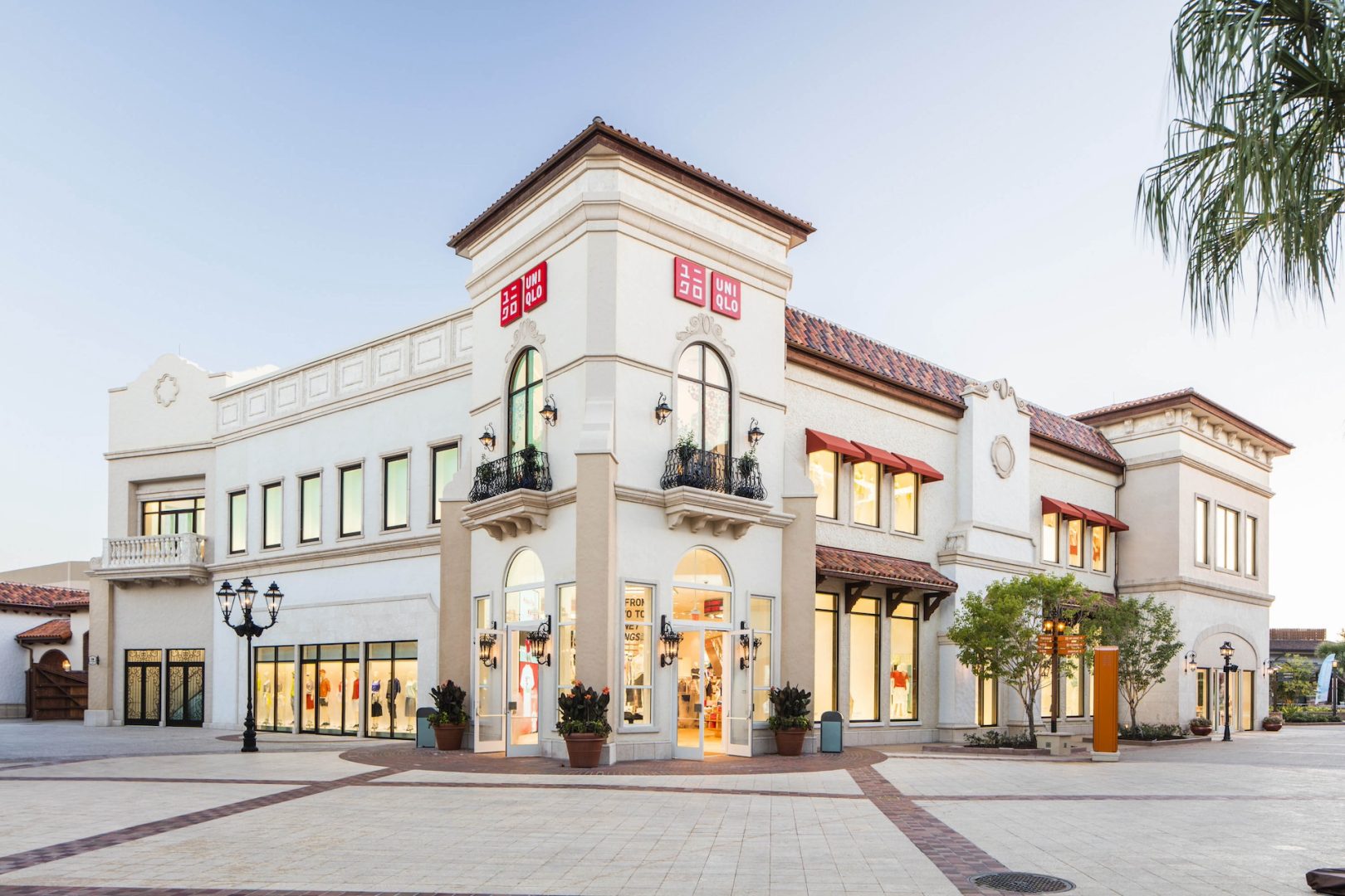 UNIQLO Disney Springs Exterior