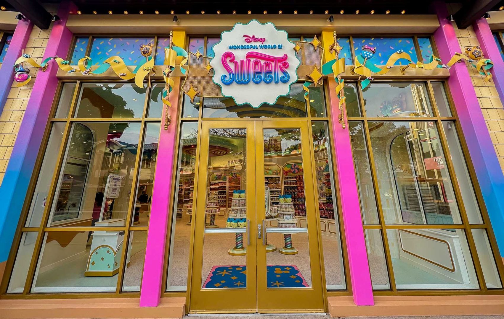 Disney Wonderful World of Sweets - Exterior