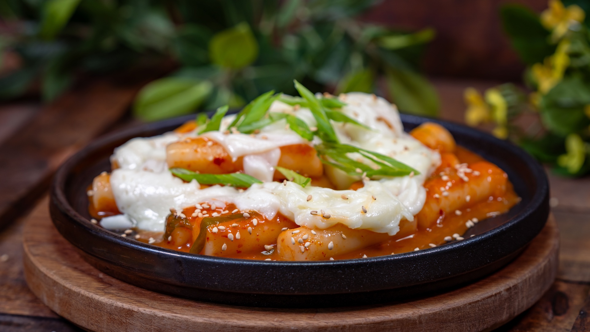 🍽️ Tteokbokki: Rice cakes with gochujang sauce topped with cheese, sesame seeds, and green onions (New)