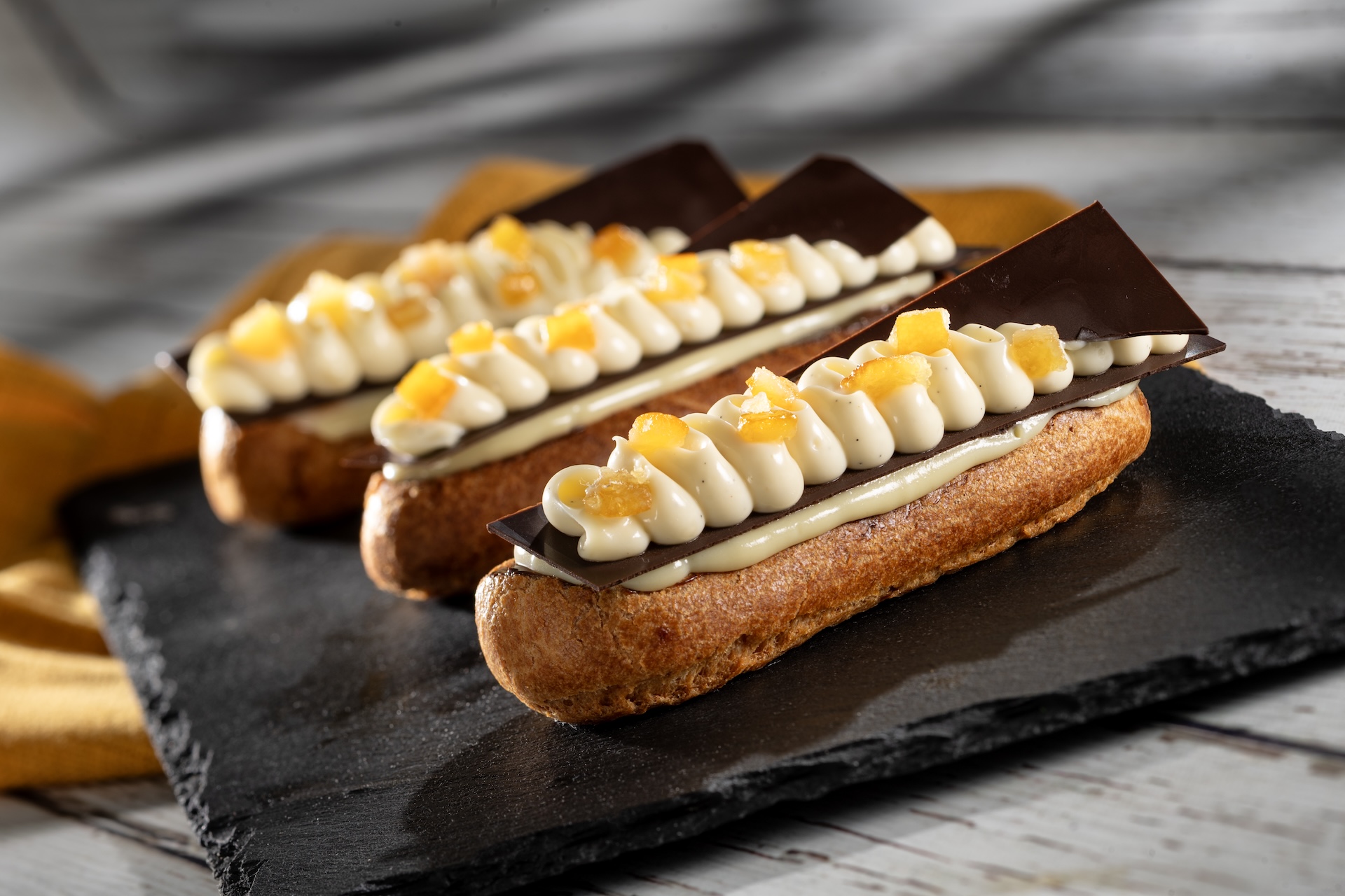 &Eacute;clair au Chocolat et &agrave; l&rsquo;Orange, Cr&egrave;me &agrave; l&rsquo;Orange, Ganache au Chocolat, Croustillant de Noisettes et Oranges Confites: Chocolate-orange &eacute;clair, orange cream, chocolate ganache, crispy hazelnut, and candied oranges (New)