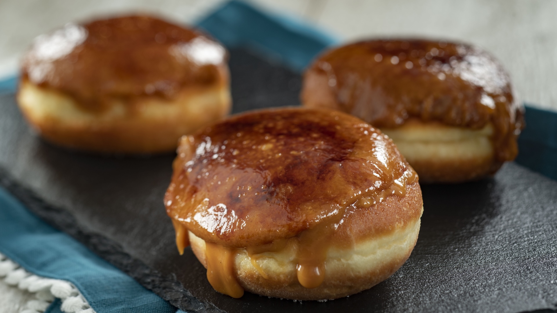 Beignet Caram&eacute;lis&eacute;, Fourr&eacute; Cr&egrave;me Vanille, Glac&eacute; au Caramel Fleur de Sel: Caramelized beignet filled with vanilla cream and glazed with caramel fleur de sel
