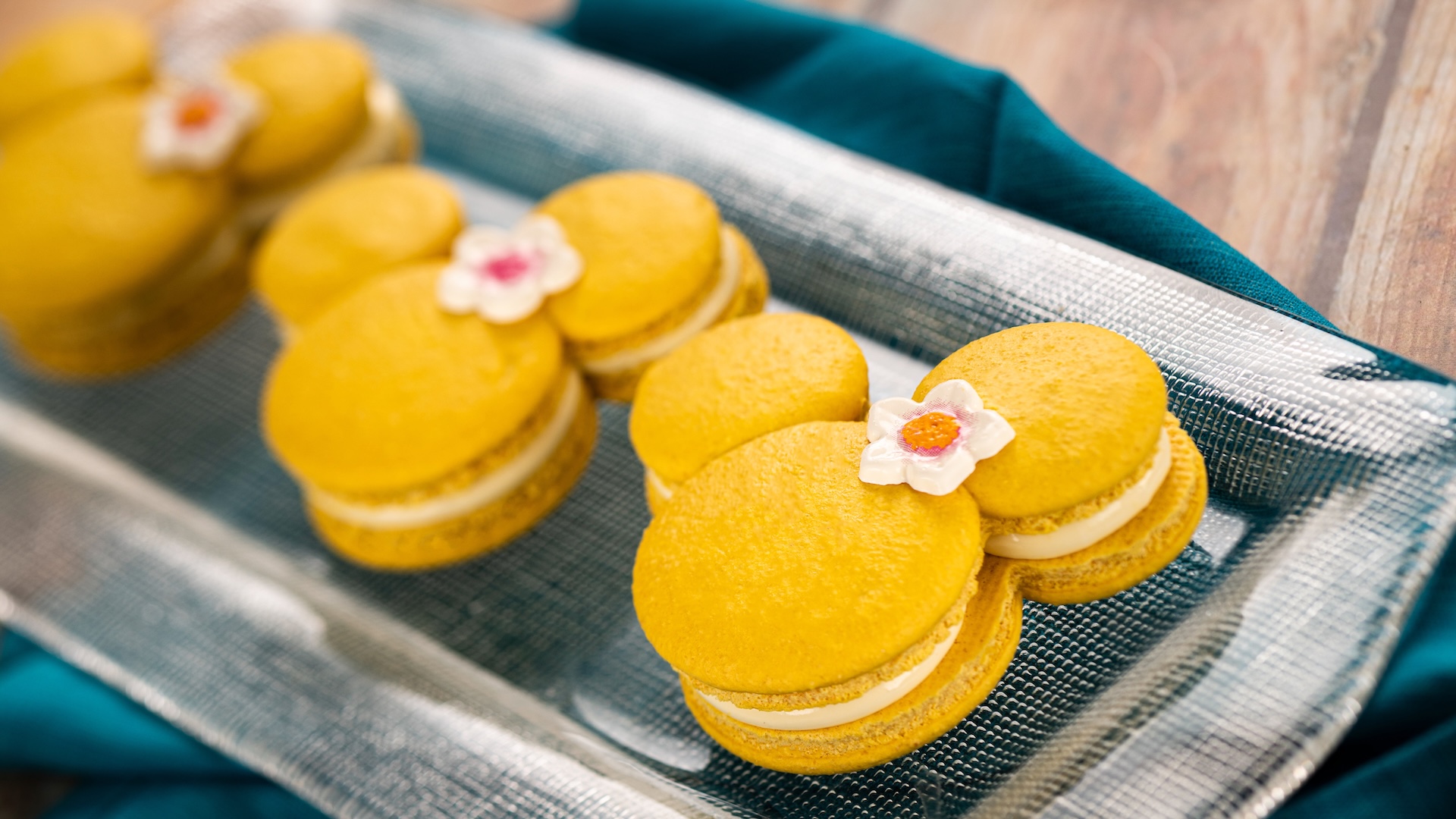 Mickey-shaped Lemon-Violet Macaron (New)