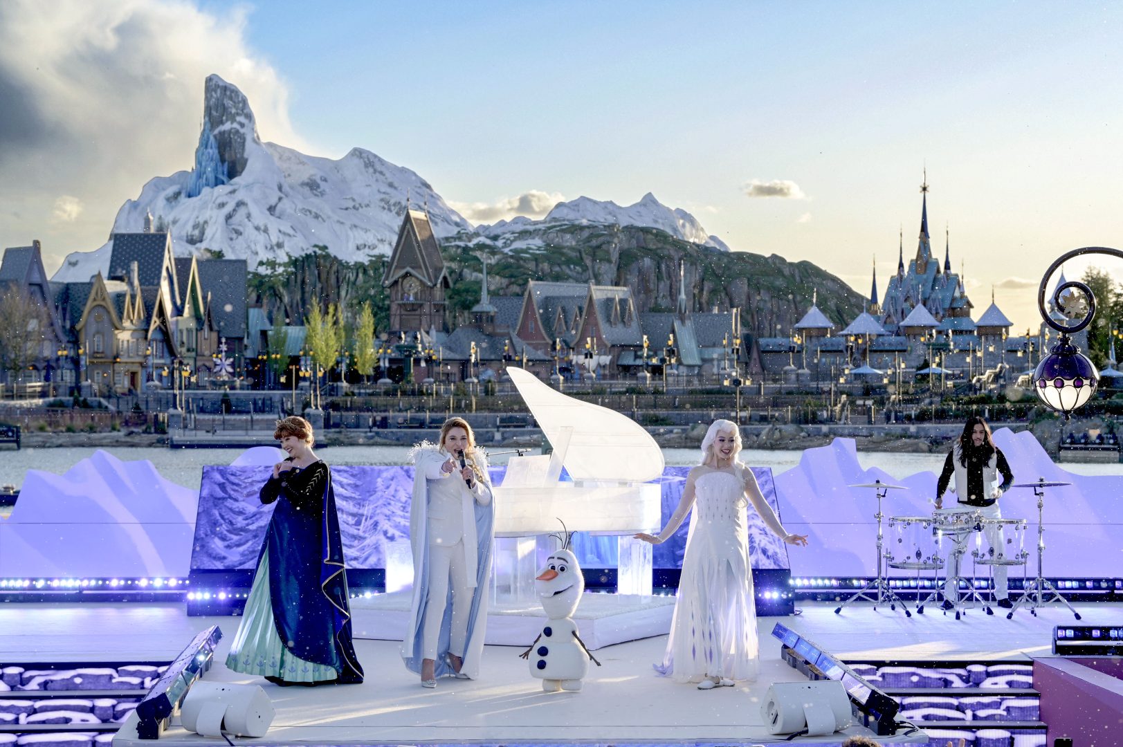 Santa Performed at Disney Adventure World Inauguration at Disneyland Paris with Olaf, Anna and Elsa