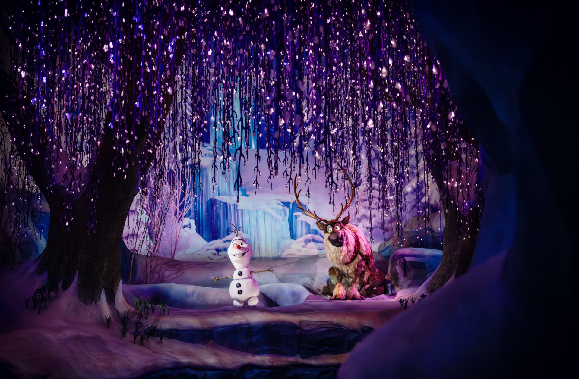 Olaf and Sven - Disney Adventure World
