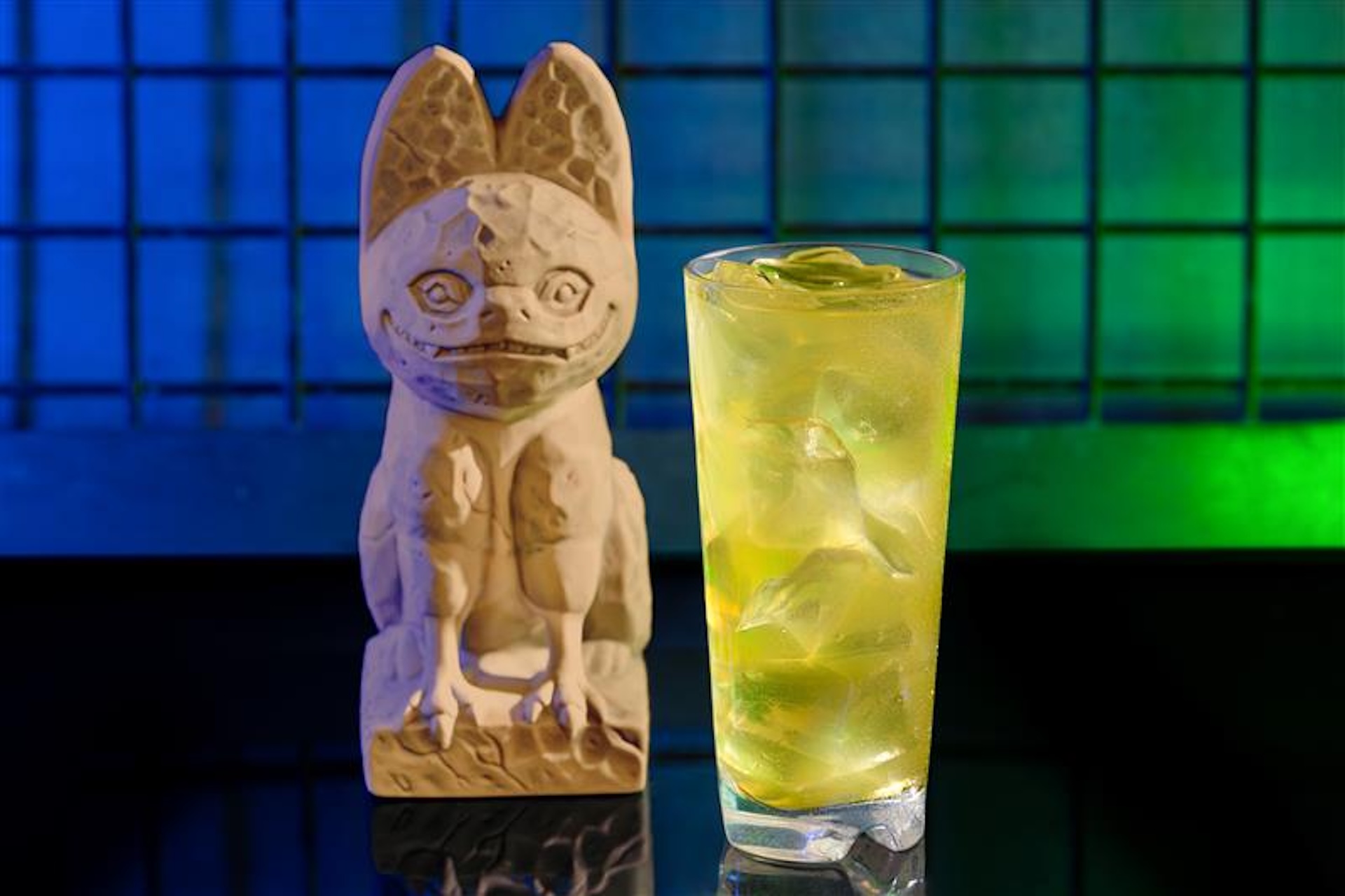 The Roaring Loth-Cat: Minute Maid Apple Juice, lemon, and cinnamon with Seagram’s Ginger Ale (Non-alcoholic) (New) (Available starting May 4)
