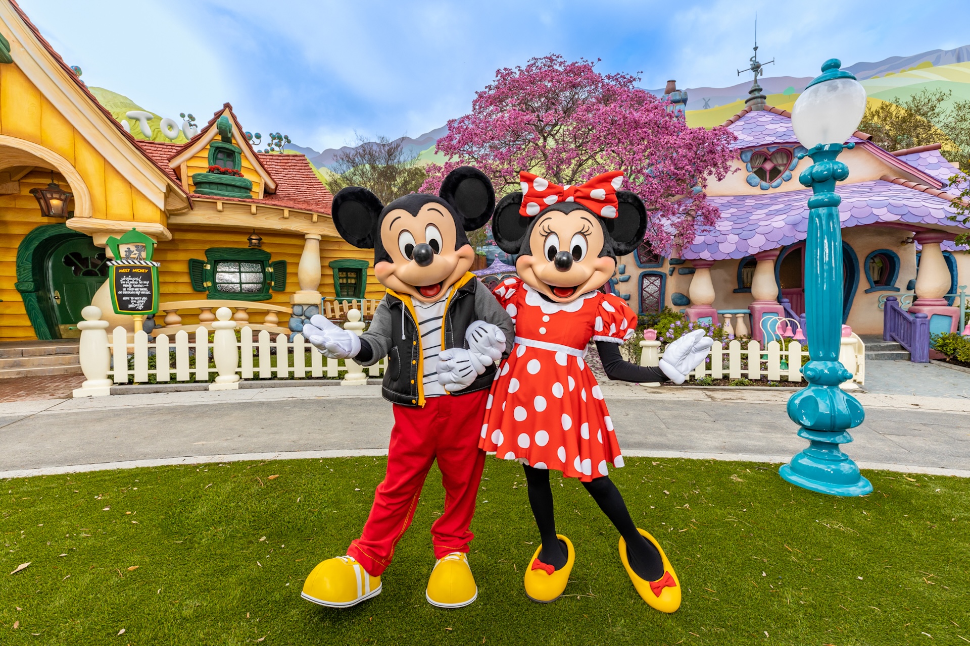 Disneyland Resort Summer Mickey and Minnie Mouse Toontown