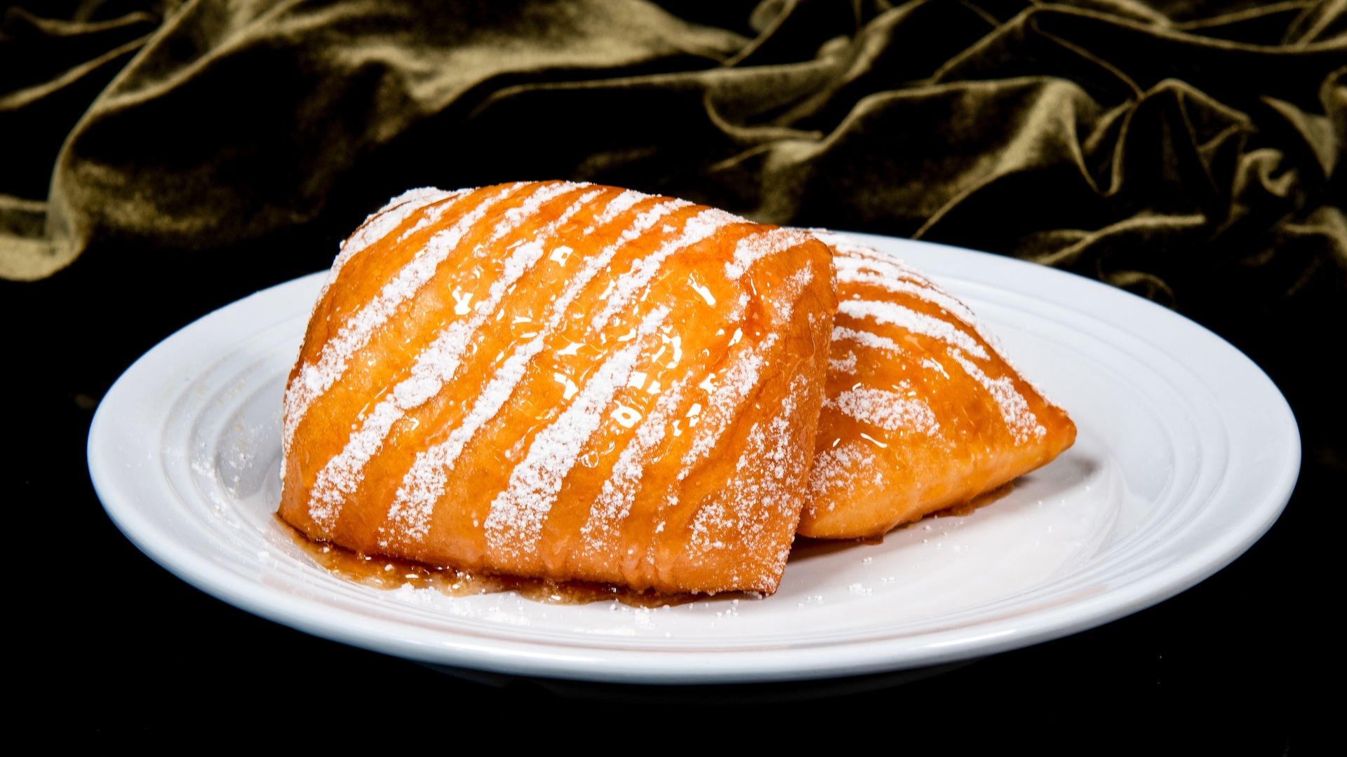 Disney Parks America 250 Foodie Guide Classic Beignets