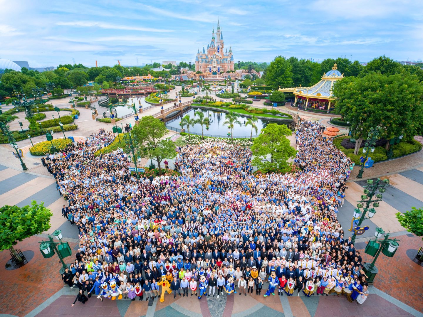 Shanghai-Disneyland-Resort-Anniversary-Stage-Show