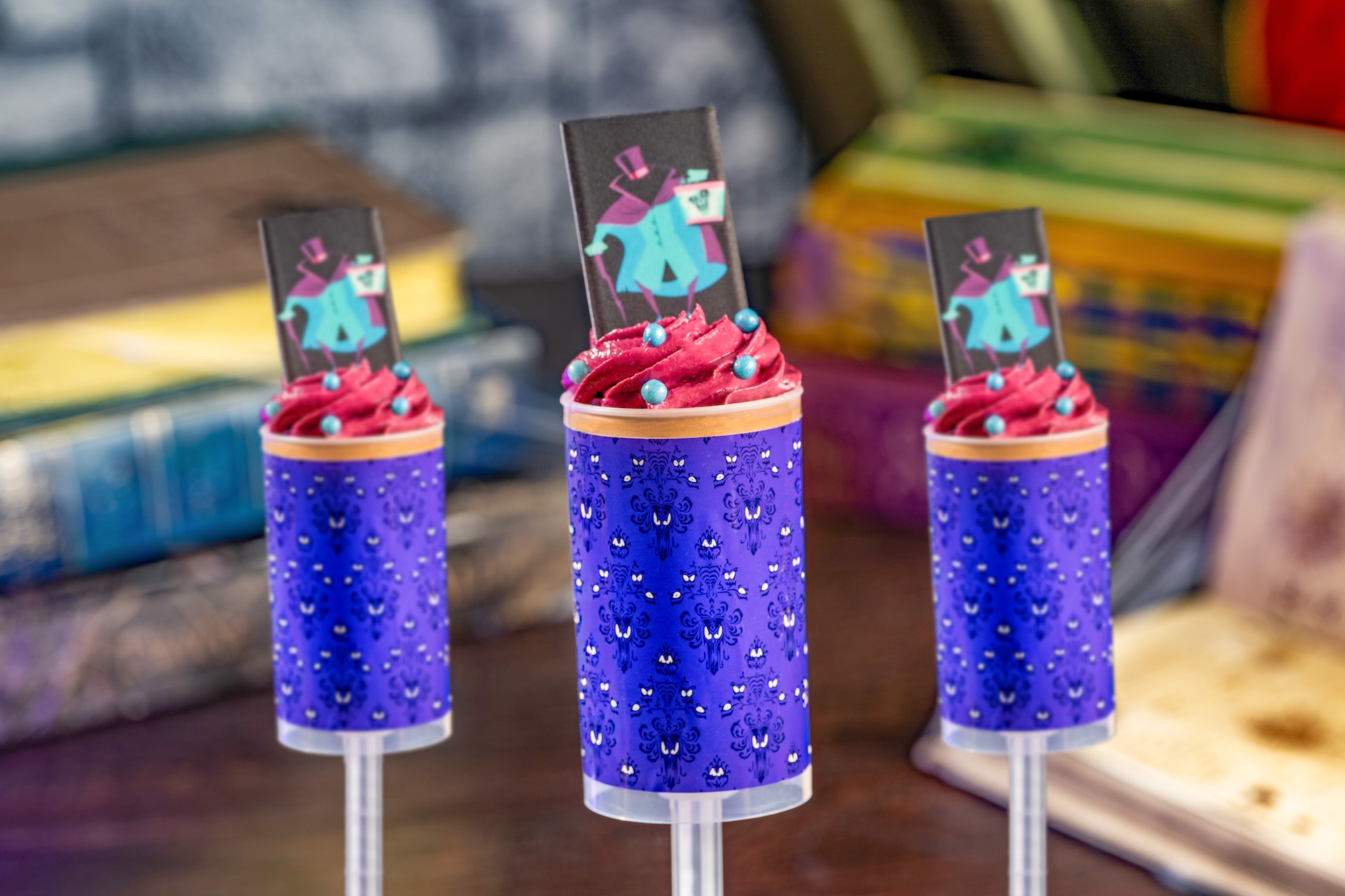 Hatbox Ghost Pop: Chocolate crumbs layered with chocolate mousse and dulce de leche topped with blue crispy pearls and a chocolate piece (New) (Available during Mickey&rsquo;s Not-So-Scary Halloween Party only)