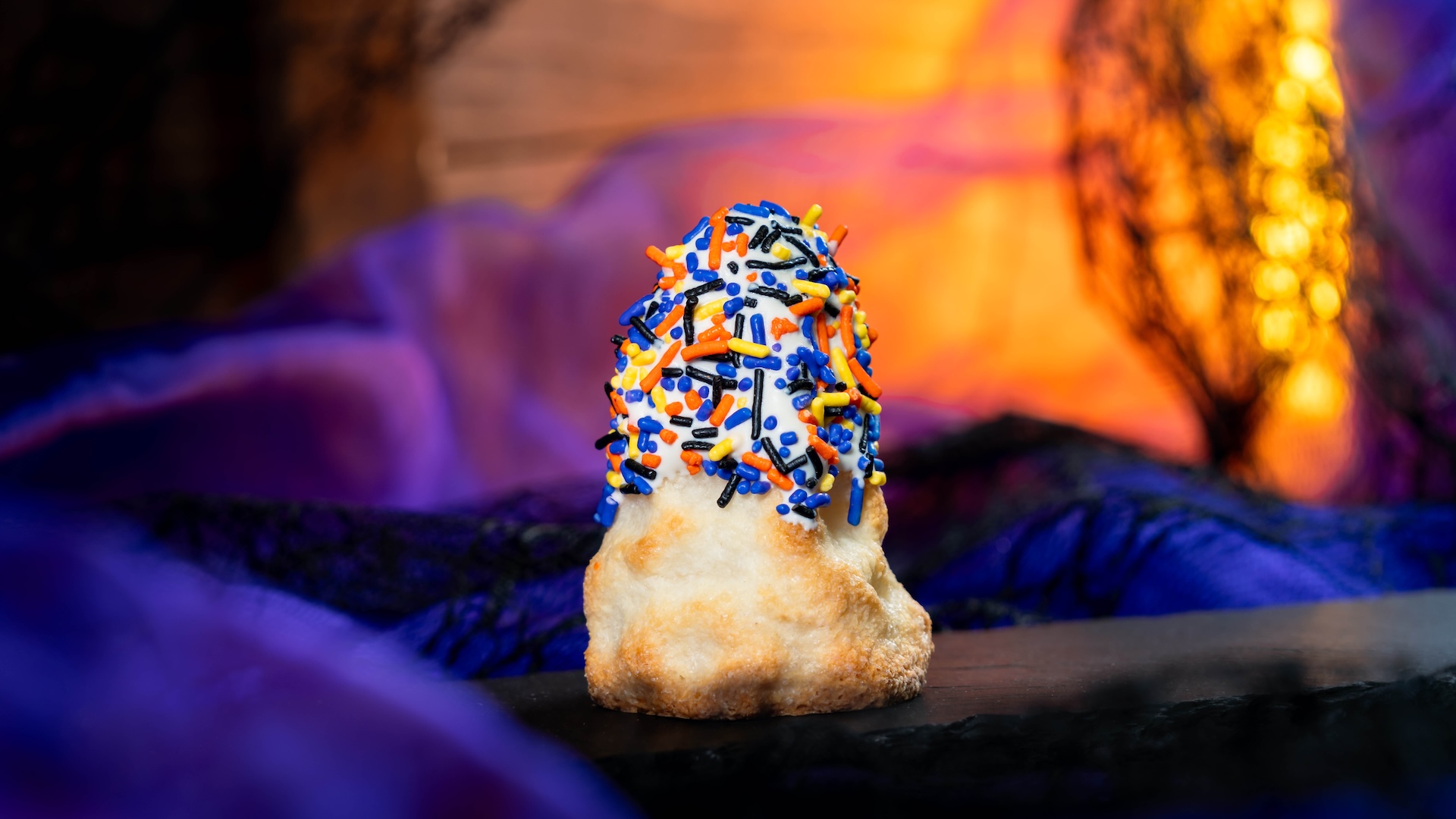 Halloween Matterhorn Macaroon