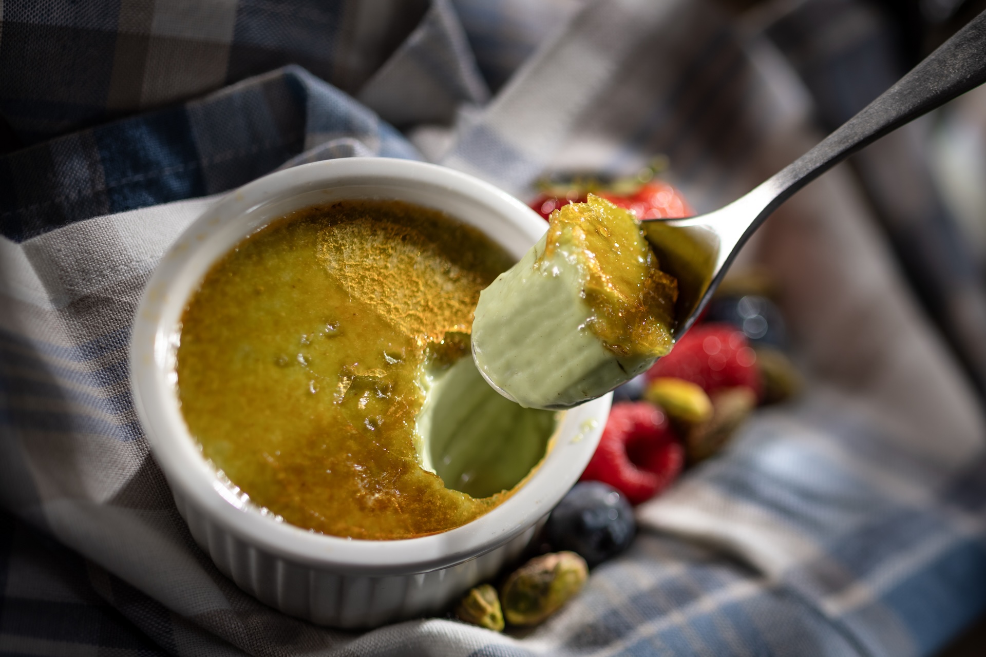 Cr&egrave;me Br&ucirc;l&eacute;e Pistache, Confiture de Fruits Rouges: Pistachio cr&egrave;me br&ucirc;l&eacute;e with berry compote (New) 