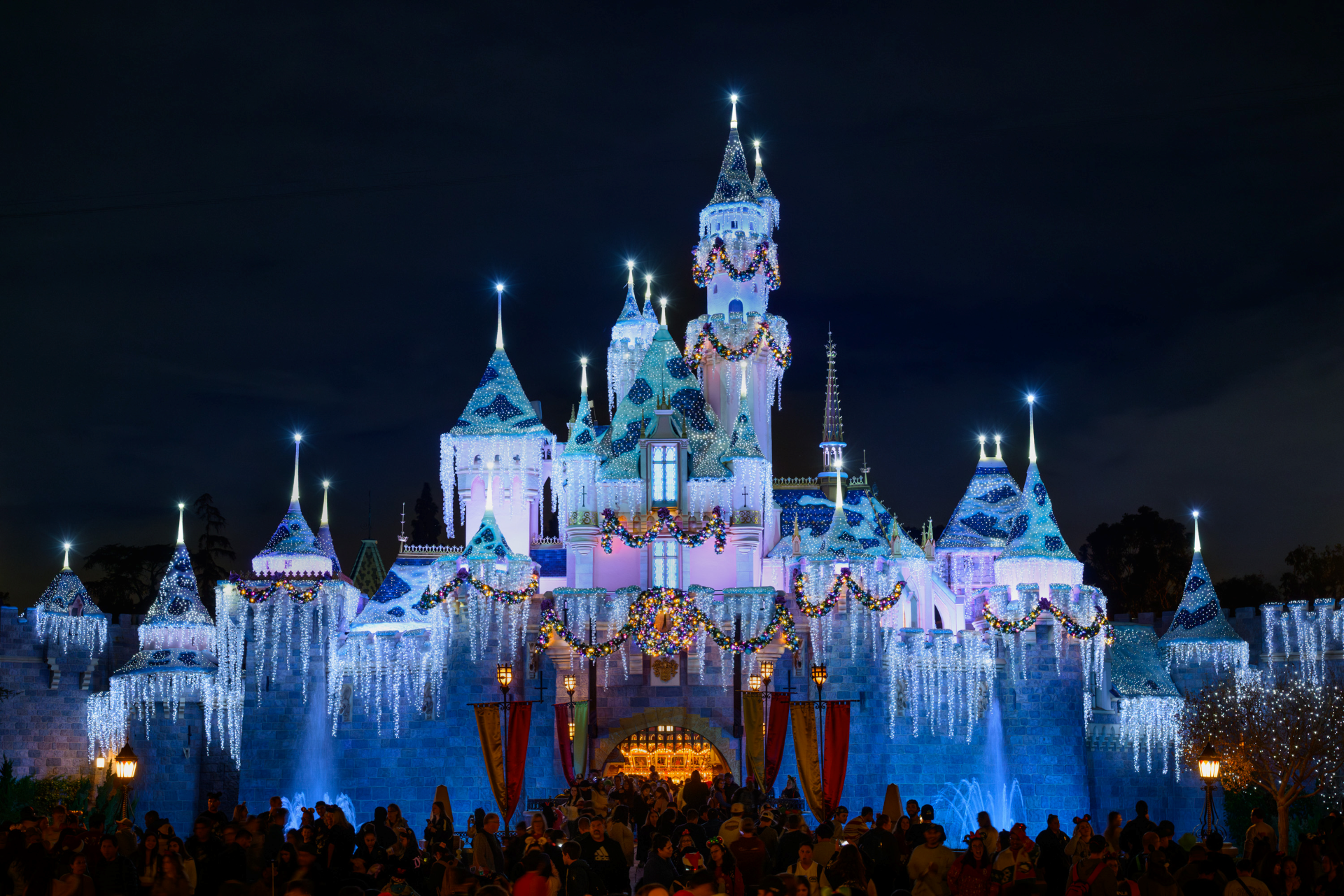 Guide to Holidays at the Disneyland Resort 2026