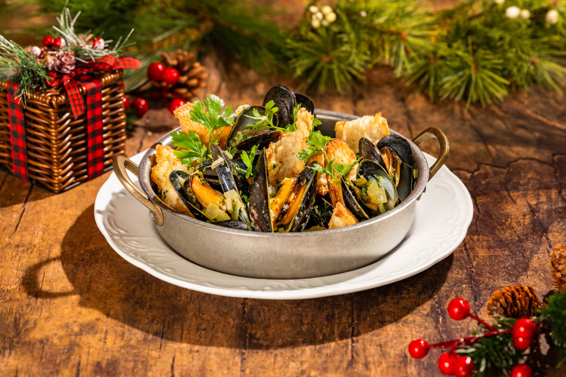 Mussels Marini&egrave;re: White wine, butter, garlic, lemon, sourdough croutons, and parsley (New) (Available during Mickey&rsquo;s Very Merry Christmas Party only) 